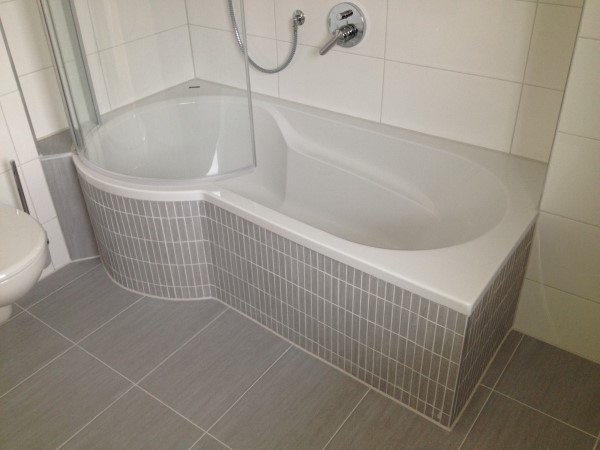 Badewanne mit Duschscheibe