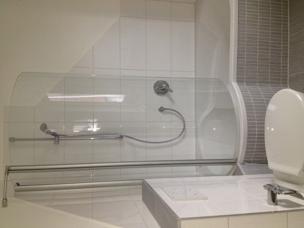 Badewanne mit Duschscheibe