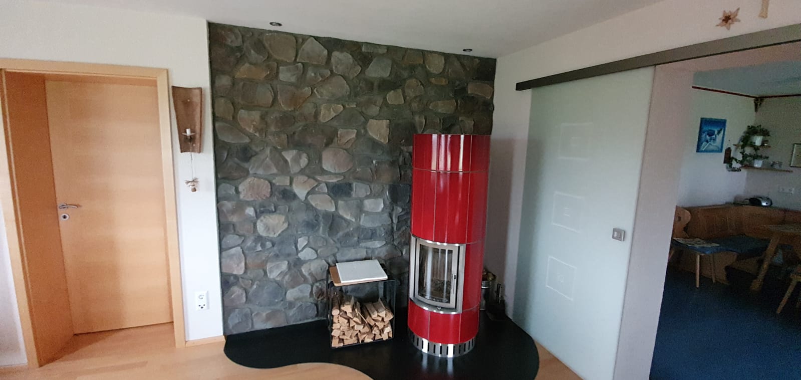 Steinverblendung Rückwand Ofen, ein Hingucker im Wohnzimmer